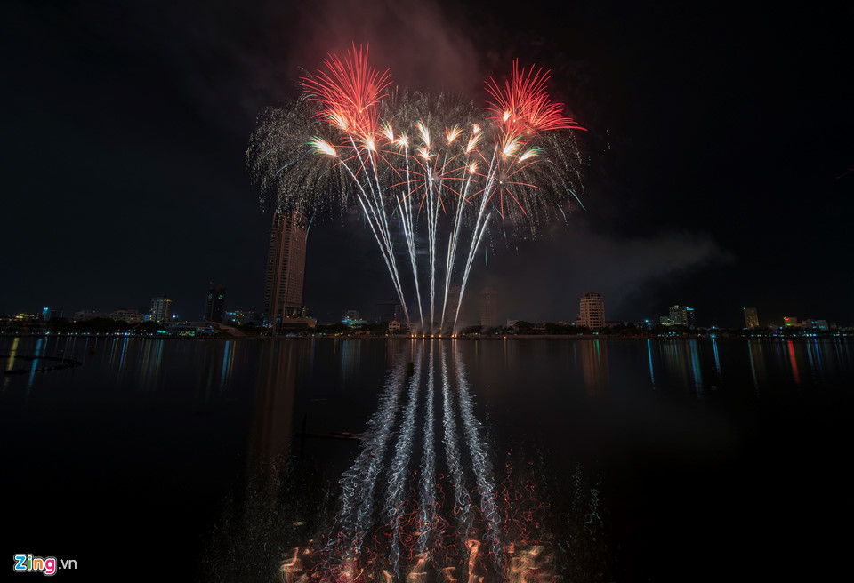 Pháo hoa Mỹ đẹp lấn át Pháp ở Đà Nẵng
