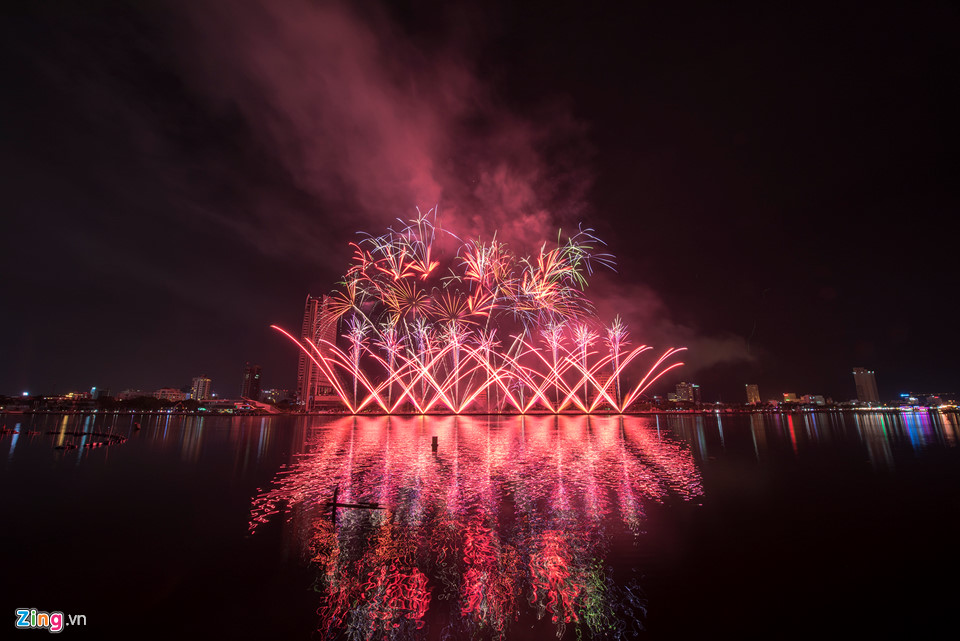 Pháo hoa Mỹ đẹp lấn át Pháp ở Đà Nẵng