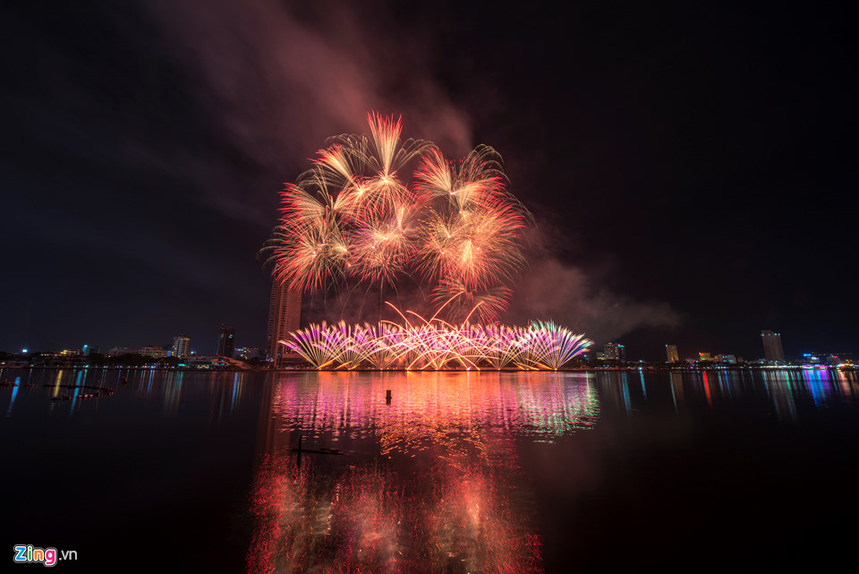 Pháo hoa Mỹ đẹp lấn át Pháp ở Đà Nẵng
