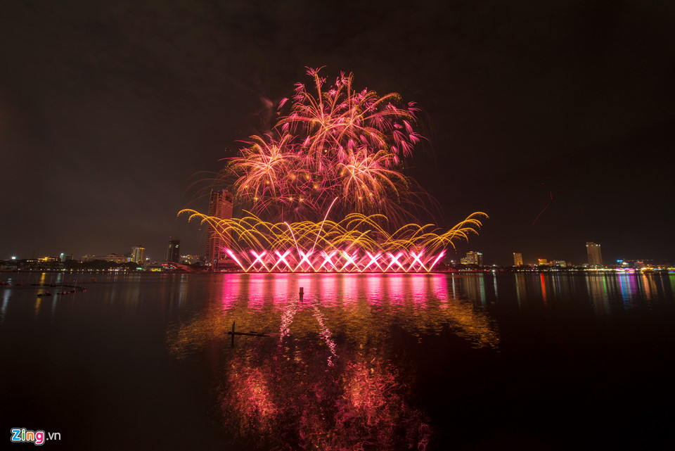 Pháo hoa Mỹ đẹp lấn át Pháp ở Đà Nẵng