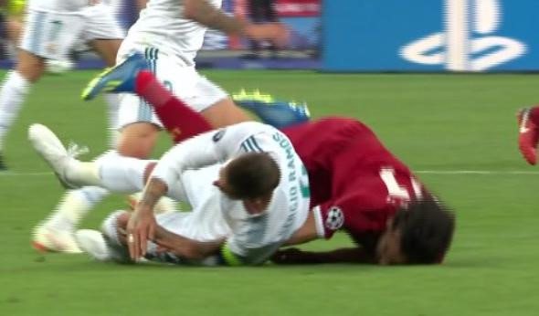 CĐV phẫn nộ với pha bẻ vai như võ sĩ MMA của Ramos với Salah
