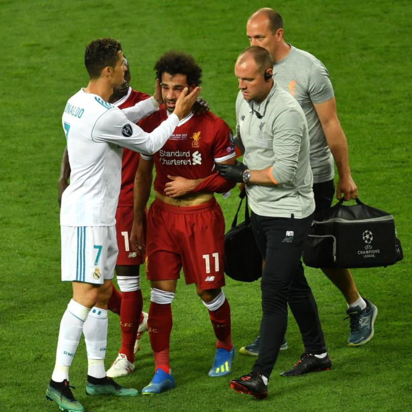 CĐV phẫn nộ với pha bẻ vai như võ sĩ MMA của Ramos với Salah
