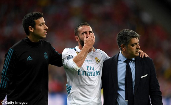 CĐV phẫn nộ với pha bẻ vai như võ sĩ MMA của Ramos với Salah