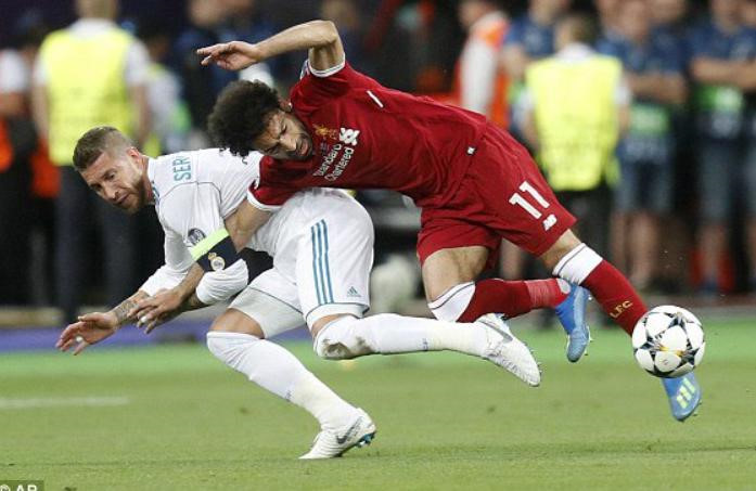 CĐV phẫn nộ với pha bẻ vai như võ sĩ MMA của Ramos với Salah