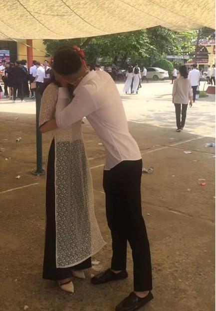 Nam sinh Lào Cai ‘cưỡng hôn’ bạn gái trong lễ bế giảng