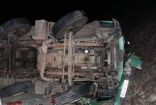 Xe giường nằm chở 40 khách đâm vào vách núi