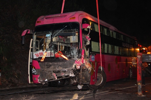 Xe giường nằm chở 40 khách đâm vào vách núi