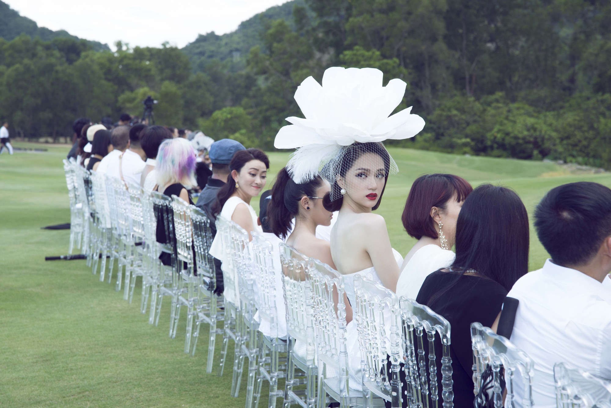 Tăng Thanh Hà mặc đơn giản vẫn sang chảnh đầy khí chất giữa dàn sao