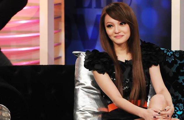 Người đẹp Chuyện tình biển xanh bị tố bất hiếu, mẹ ruột phải sang Việt Nam làm phụ bếp