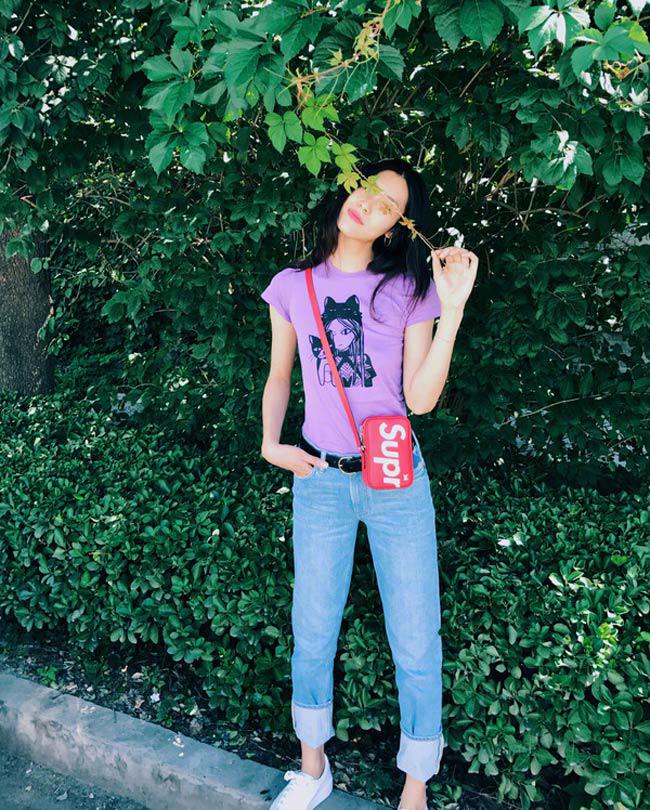 5 kiểu áo phông đang khiến các cô gái trẻ không tiếc tiền mua