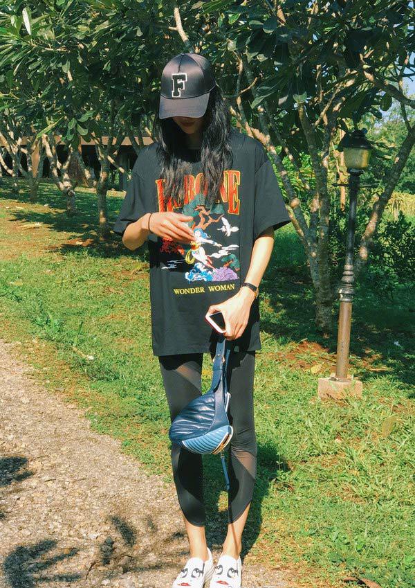 5 kiểu áo phông đang khiến các cô gái trẻ không tiếc tiền mua