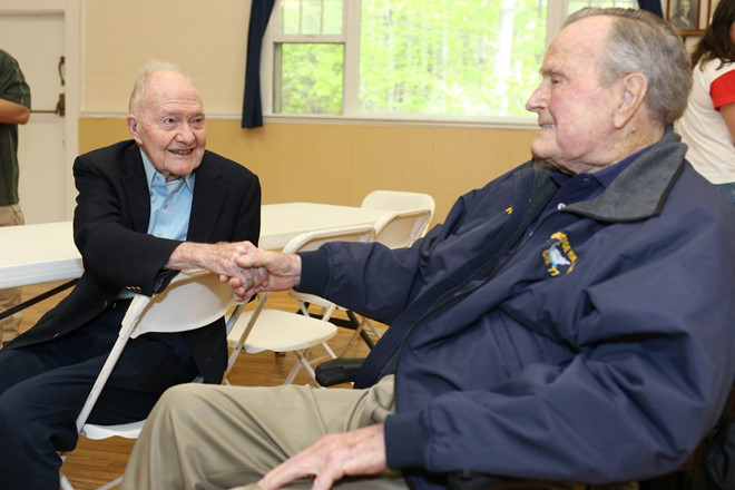 Cựu tổng thống Bush cha nhập viện