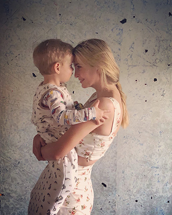 Ảnh Ivanka Trump ôm con trai bị phản đối trên mạng xã hội Mỹ