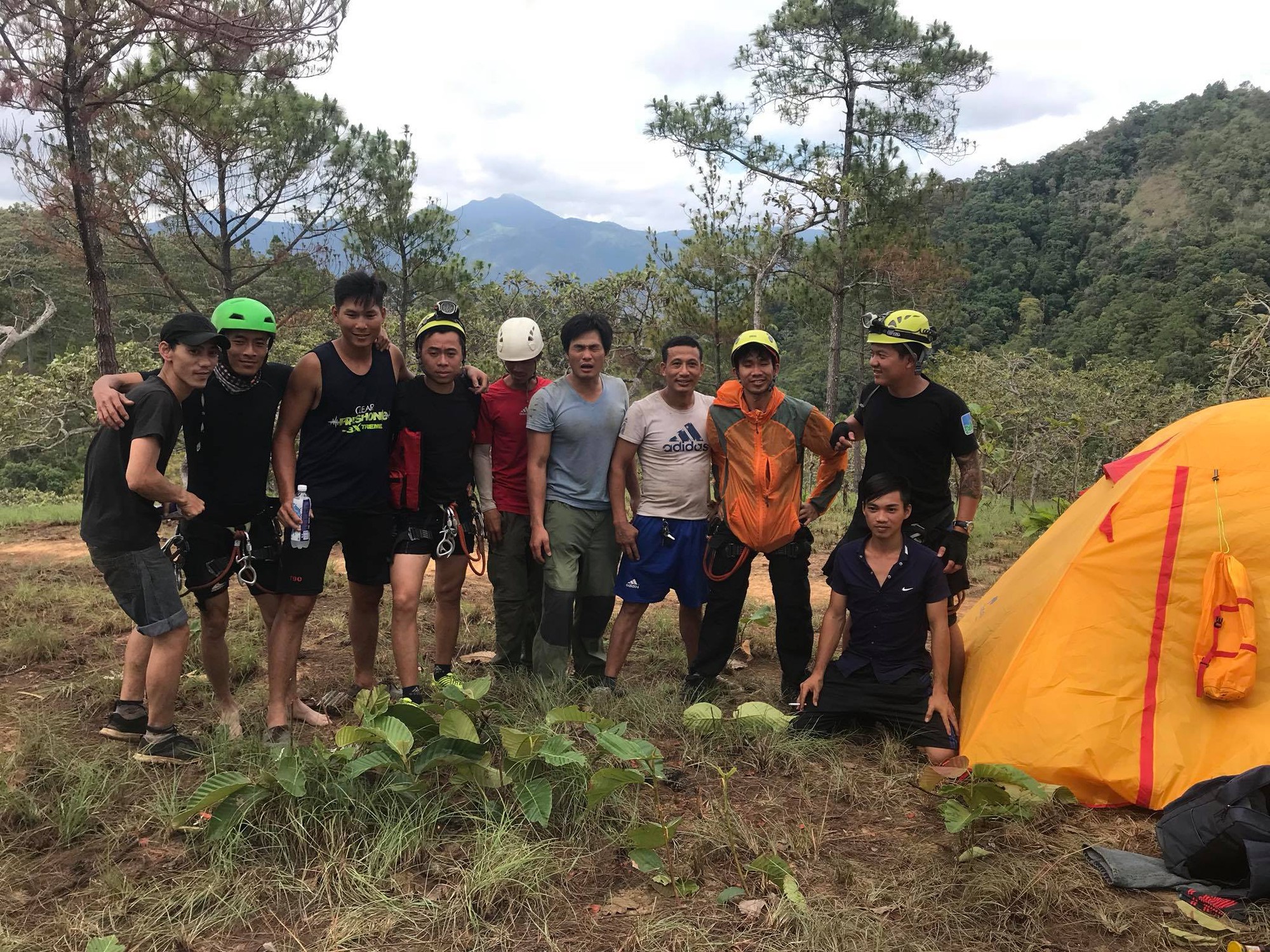 Đoàn cứu hộ kể lại hành trình khốc liệt suốt 3 ngày tìm cách đưa thi thể nam phượt thủ ra khỏi thác Lao Phào để về với gia đình