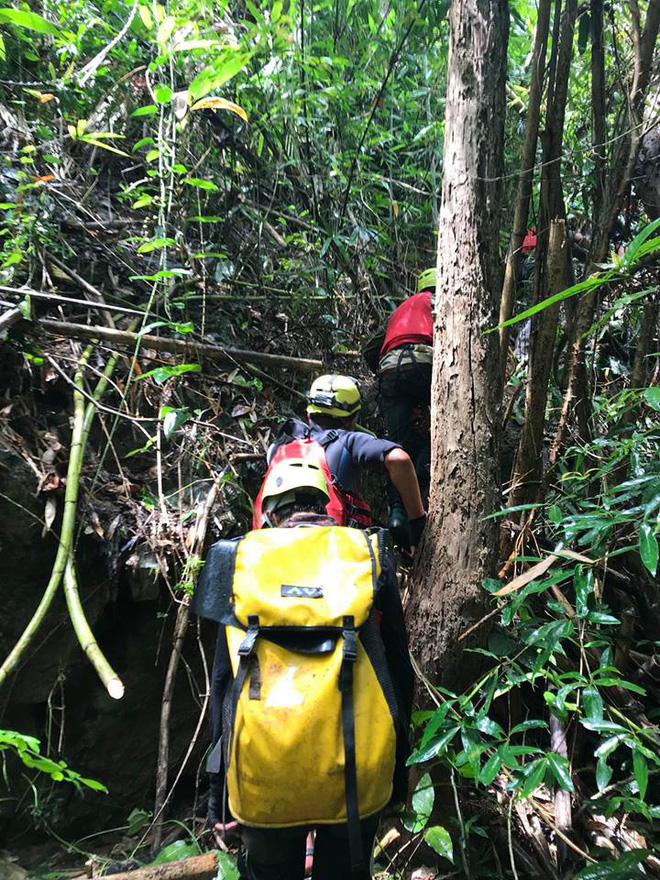 Đoàn cứu hộ kể lại hành trình khốc liệt suốt 3 ngày tìm cách đưa thi thể nam phượt thủ ra khỏi thác Lao Phào để về với gia đình