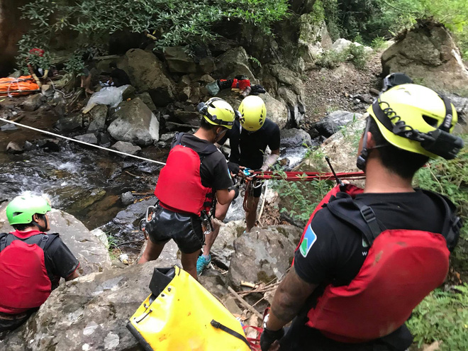 Đoàn cứu hộ kể lại hành trình khốc liệt suốt 3 ngày tìm cách đưa thi thể nam phượt thủ ra khỏi thác Lao Phào để về với gia đình Đoàn cứu hộ kể lại hành trình khốc liệt suốt 3 ngày tìm cách đưa thi thể nam phượt thủ ra khỏi thác Lao Phào để về với gia đình