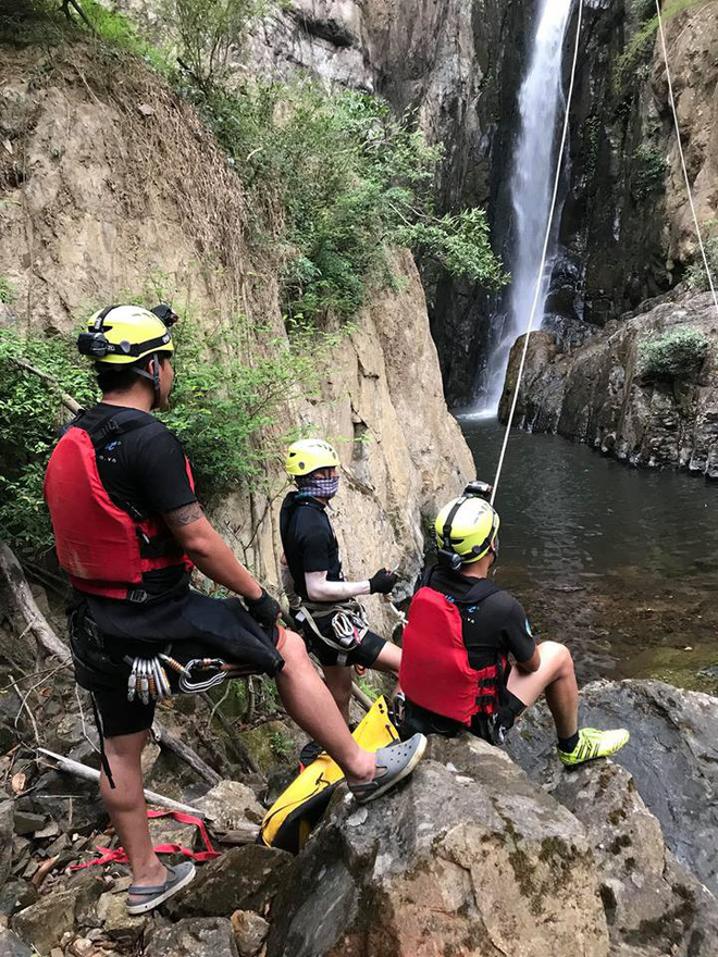 Đoàn cứu hộ kể lại hành trình khốc liệt suốt 3 ngày tìm cách đưa thi thể nam phượt thủ ra khỏi thác Lao Phào để về với gia đình