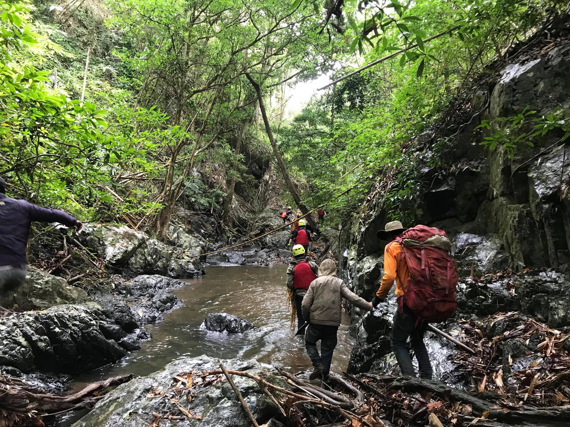 Đoàn cứu hộ kể lại hành trình khốc liệt suốt 3 ngày tìm cách đưa thi thể nam phượt thủ ra khỏi thác Lao Phào để về với gia đình