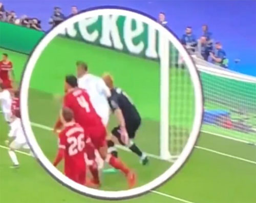 Ramos đánh cùi chỏ vào đầu Karius trước khi Real vượt lên