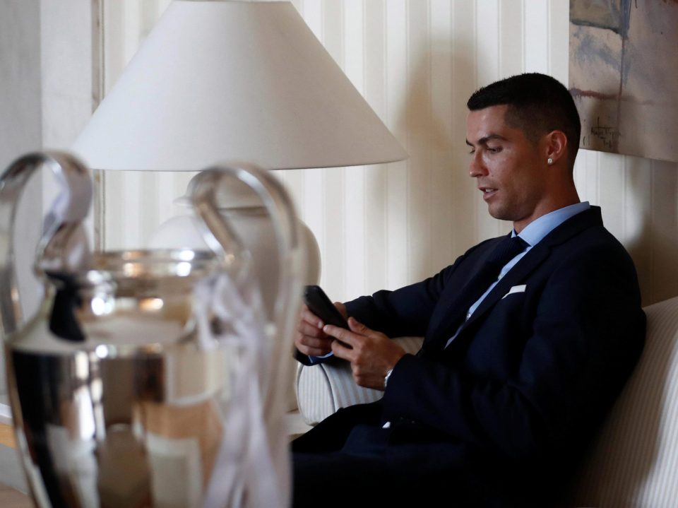 Ronaldo xuống tóc trong lễ ăn mừng hoành tráng của Real