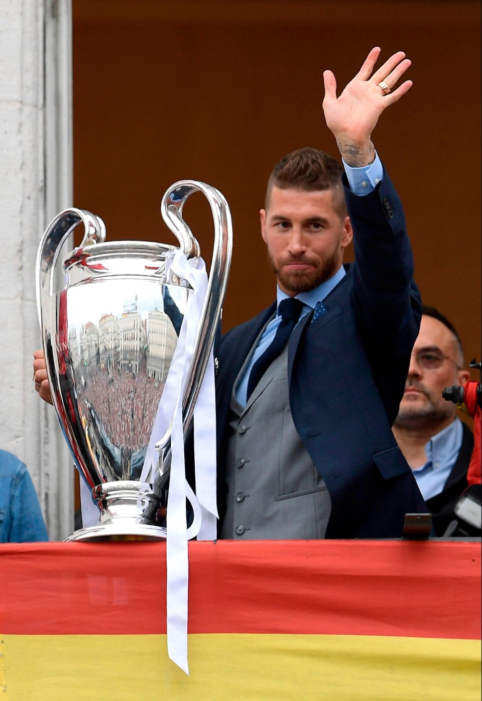 Ronaldo xuống tóc trong lễ ăn mừng hoành tráng của Real