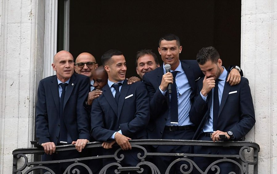 Ronaldo xuống tóc trong lễ ăn mừng hoành tráng của Real