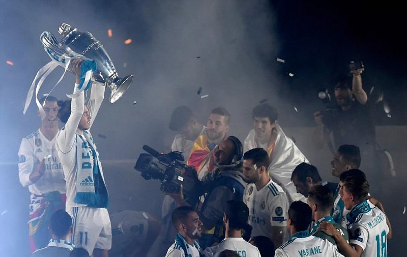 Ronaldo xuống tóc trong lễ ăn mừng hoành tráng của Real