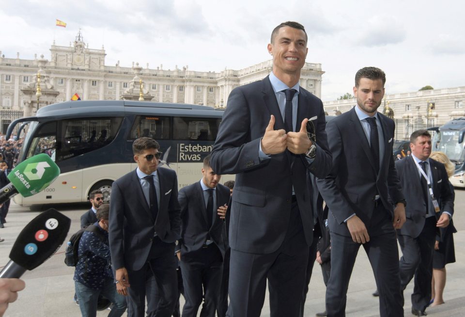 Ronaldo xuống tóc trong lễ ăn mừng hoành tráng của Real