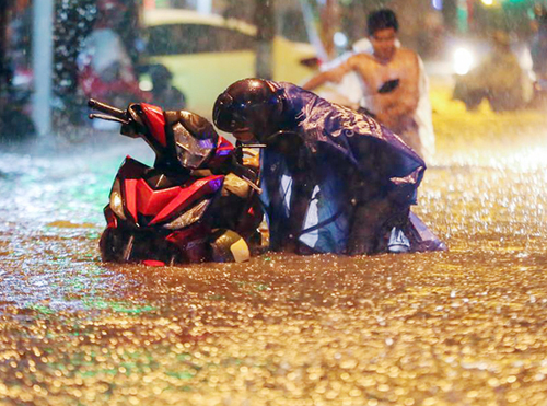 Phó chủ tịch TP HCM: Ngập mà gọi là tụ nước người dân bức xúc là phải