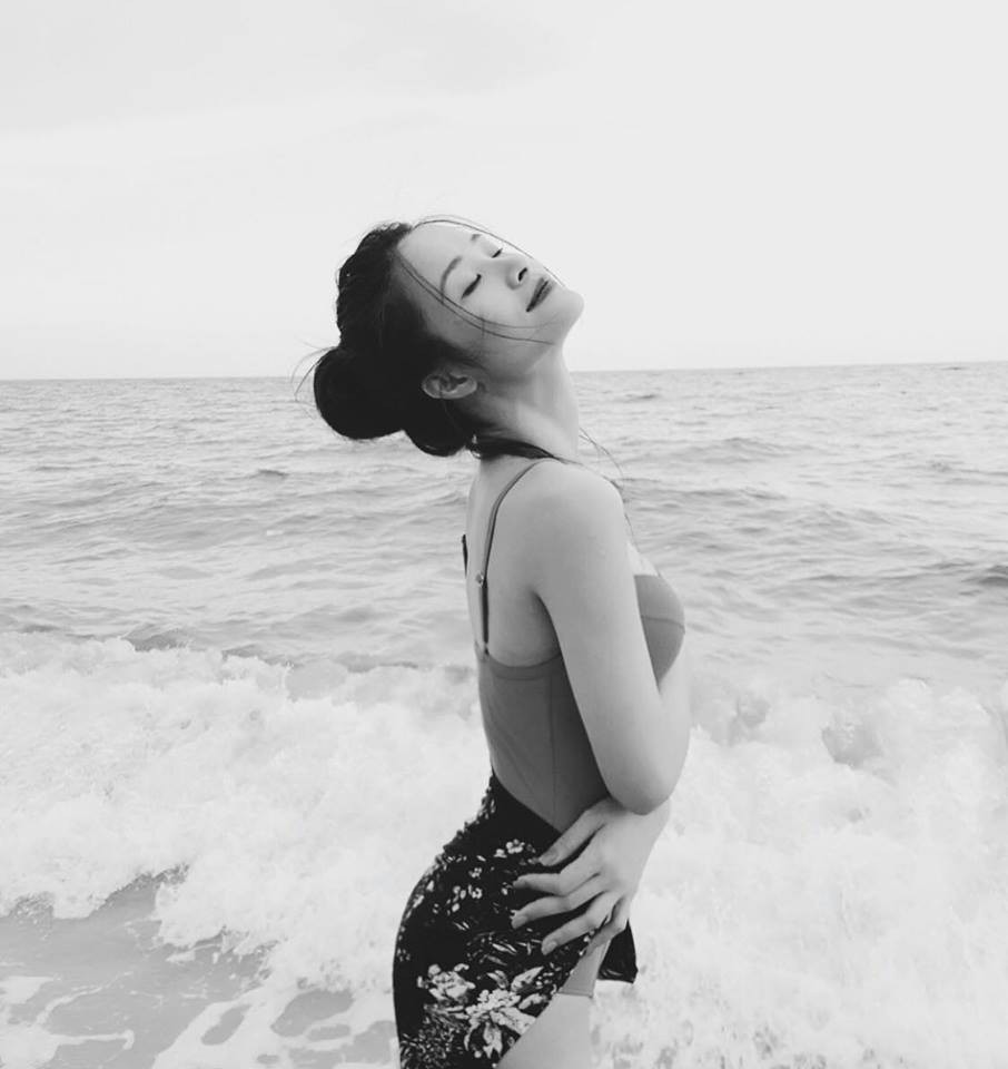 Lâu lâu một lần, Đông Nhi lại thả thính bằng loạt ảnh diện áo tắm khoe body nóng bỏng