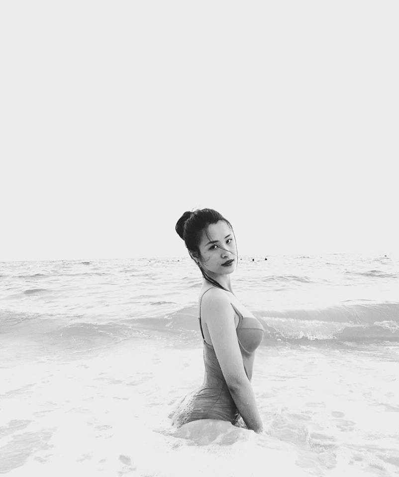 Lâu lâu một lần, Đông Nhi lại thả thính bằng loạt ảnh diện áo tắm khoe body nóng bỏng