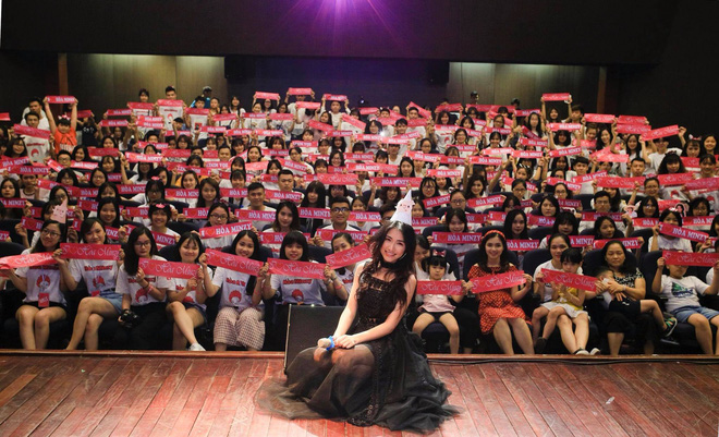 Clip Hòa Minzy gây khó hiểu khi nói với fan: Em đừng có ôm chị, không ai được đụng vào chị