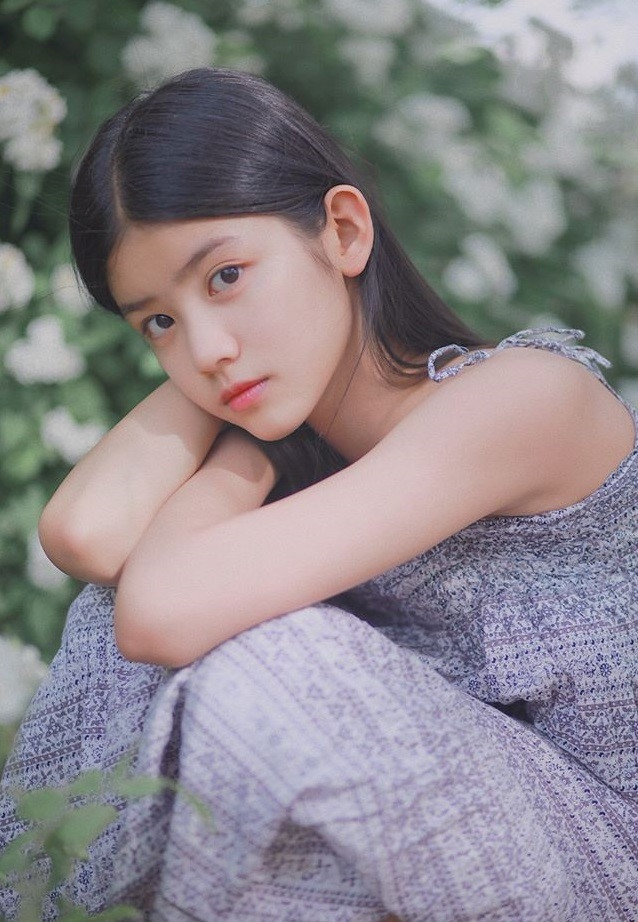 Cô bé 12 tuổi cao 1,60 m được ví như tiểu mỹ nhân Trung Quốc