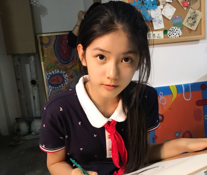 Cô bé 12 tuổi cao 1,60 m được ví như tiểu mỹ nhân Trung Quốc