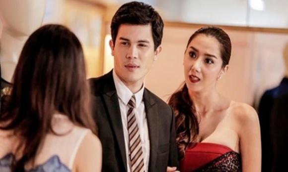 Cô bạn thân nham hiểm, vừa giúp tôi cầu hôn người yêu, đêm đã lừa tôi lên giường