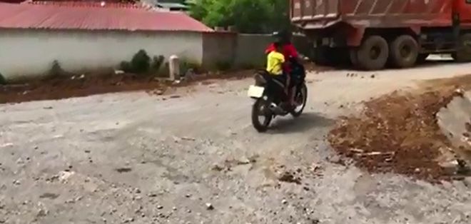 Hoảng hồn bé gái 10 tuổi lái xe máy chở em nhỏ lao vun vút trên đường