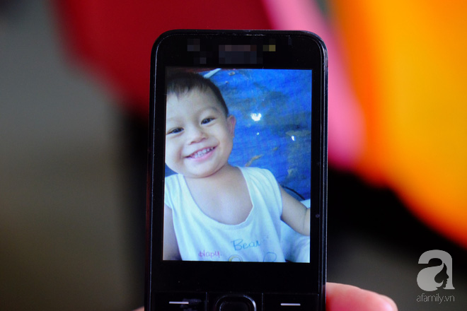 Đang bán rau ngoài chợ, mẹ đơn thân rụng rời nghe tin con trai 2 tuổi rớt xuống sông ngưng tim