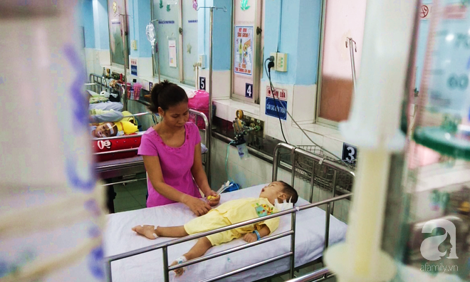 Đang bán rau ngoài chợ, mẹ đơn thân rụng rời nghe tin con trai 2 tuổi rớt xuống sông ngưng tim