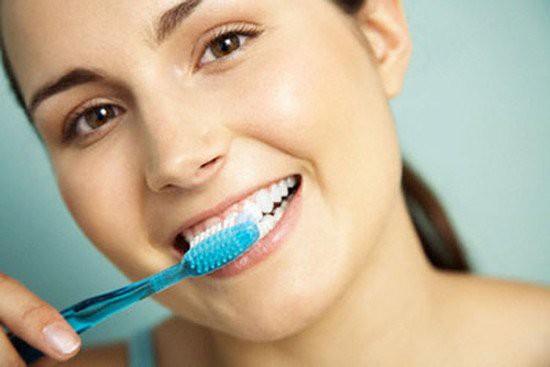 Thói quen đánh răng sai 90% người mắc phải: Làm ướt bàn chải trước khi đánh răng Thói quen đánh răng sai 90% người mắc phải: Làm ướt bàn chải trước khi đánh răng