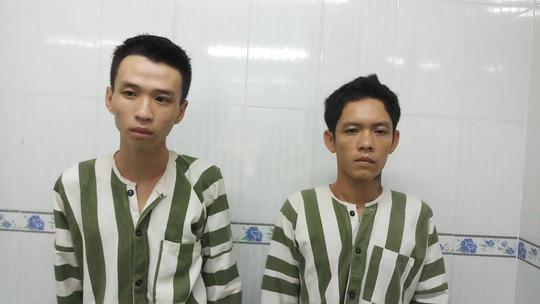 Bị truy đuổi, hai kẻ cướp giật dí dao chống công an