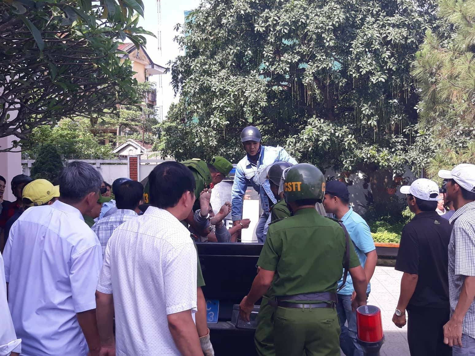 Nghẹt thở khống chế nam thanh niên cầm dao xông vào công ty khống chế nữ nhân viên ở Huế