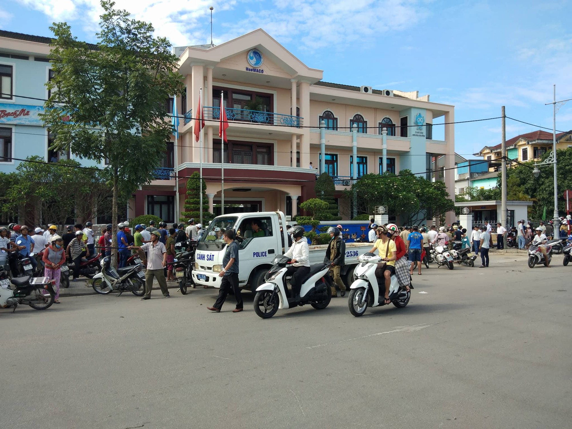 Nghẹt thở khống chế nam thanh niên cầm dao xông vào công ty khống chế nữ nhân viên ở Huế