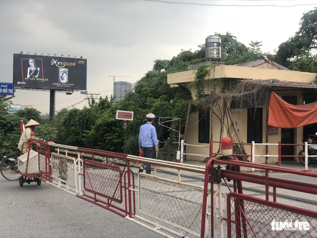 Nghề gác chắn tàu: Phận làm dâu ngàn họ