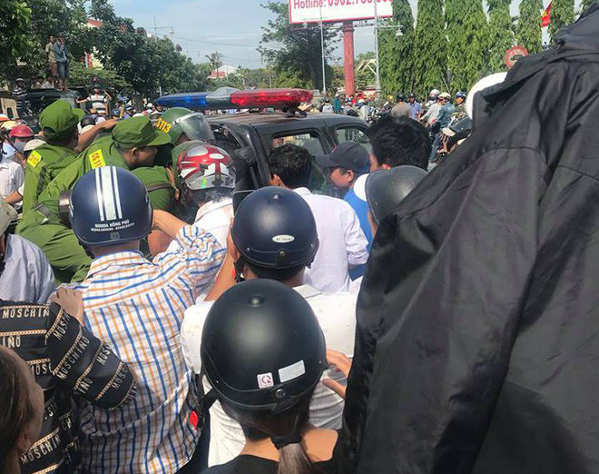 Kẻ ngáo đá xông vào công ty khống chế người phụ nữ, hàng chục công an bao vây hiện trường Kẻ ngáo đá xông vào công ty khống chế người phụ nữ, hàng chục công an bao vây hiện trường
