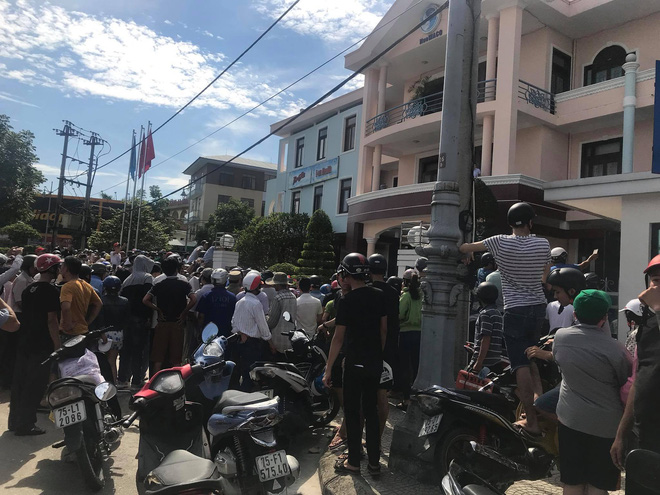 Kẻ ngáo đá xông vào công ty khống chế người phụ nữ, hàng chục công an bao vây hiện trường