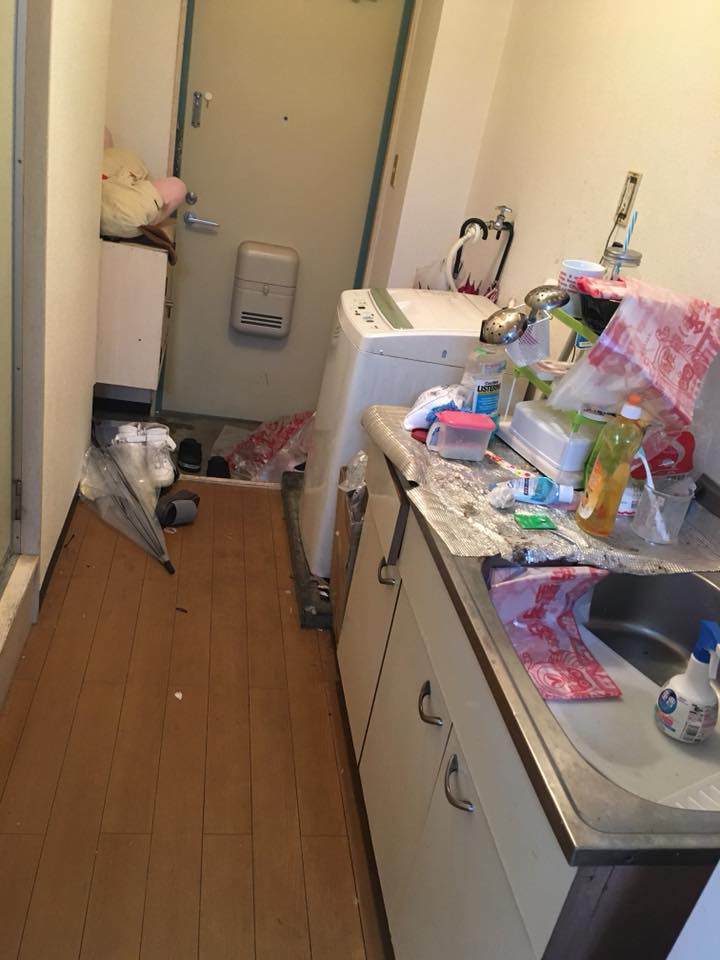 Xinh nhưng ở quá bẩn, nữ sinh tặng luôn cho chủ nhà chục trứng cùng núi rác trước khi đi