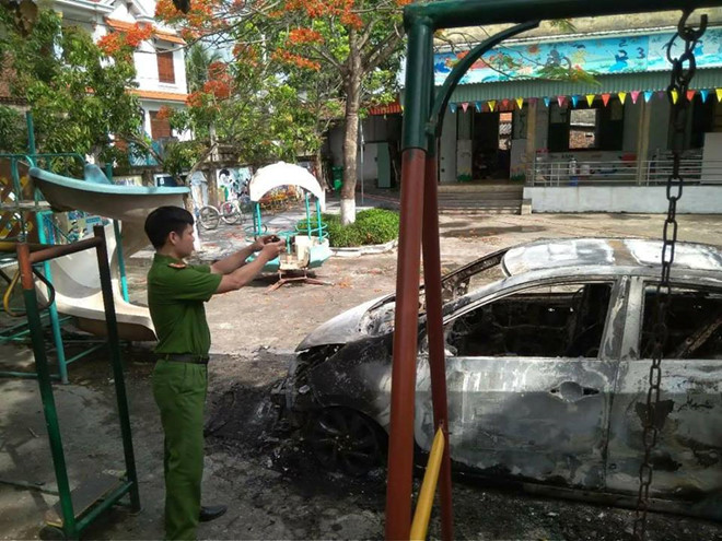 Ôtô của sư trụ trì cháy rụi trong sân trường mầm non