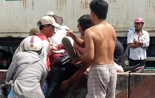 Ôtô giường nằm tông hàng loạt xe máy ở miền Tây