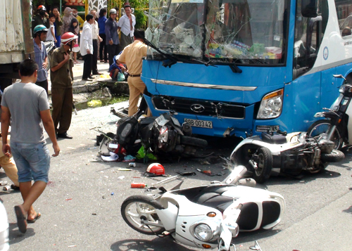 Ôtô giường nằm tông hàng loạt xe máy ở miền Tây