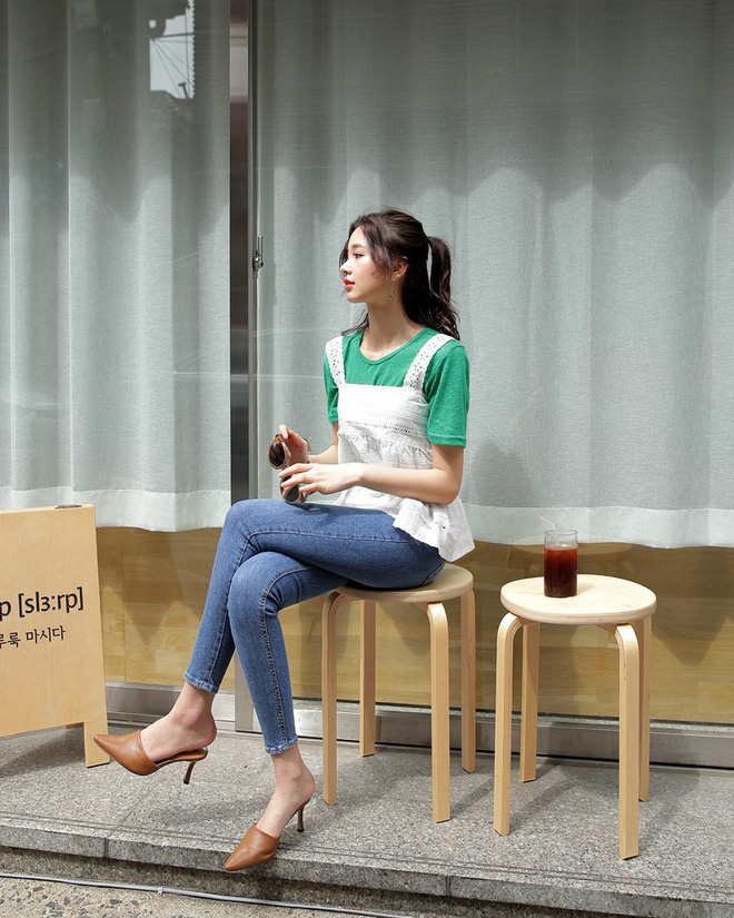Váy/áo hai dây – những items chống chỉ định mặc đến nơi công sở nay đã có cách diện sao cho chỉn chu và thanh lịch Váy/áo hai dây – những items chống chỉ định mặc đến nơi công sở nay đã có cách diện sao cho chỉn chu và thanh lịch